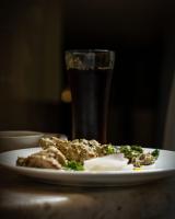 un plato de comida en una mesa con un vaso de refresco en Blessings Inn, en Amritsar