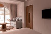 TV a/nebo společenská místnost v ubytování Senses Luxury Suites & Villas
