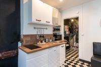Una cocina o kitchenette en Atypique - Coeur de ville - Ecran g&eacute;ant - 2 pers