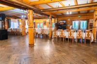 苏恰瓦Domeniul Haiducilor Bucovina的房间里有桌椅的宴会厅