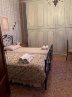 A bed or beds in a room at La Casa sul Lungarno