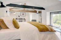 Cama ou camas em um quarto em Le Loft des Pierres Dor&eacute;es