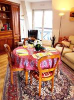 mesa de comedor con sillas y mantel rojo en L&#39; Appart BELLE VUE GARE ET CENTRE 10 mn à pied GARAGE GRATUIT, en Colmar