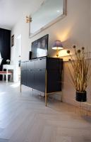 Televízia a/alebo spoločenská miestnosť v ubytovaní JAWORSKI APART'S - Studio Apartament Premium 40m2 - SELF CHECK IN 24H -bezkontaktowo sam sie meldujesz i wymeldowujesz przez 24h - do Rynku 7min!-FV