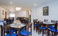 une salle à manger avec des tables et des chaises bleues dans l'établissement Hotel Puerto Bahia, à San Gil