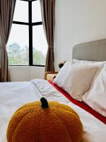 Netflix-Seaview-SunsetView-PuteriBeach-Mutiara Beach Resort Melakaにあるベッド