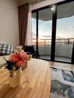 Netflix-Seaview-SunsetView-PuteriBeach-Mutiara Beach Resort Melakaにあるシーティングエリア