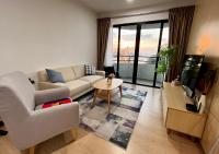Netflix-Seaview-SunsetView-PuteriBeach-Mutiara Beach Resort Melakaにあるテレビまたはエンターテインメントセンター