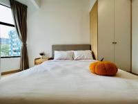 Netflix-Seaview-SunsetView-PuteriBeach-Mutiara Beach Resort Melakaにあるベッド