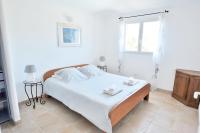 Una cama o camas en una habitaci&oacute;n de belle villa vue mer avec piscine chauff&eacute;e 4 chambres - baccalocation