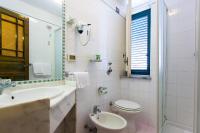 A bathroom at Hotel Villa d'Amato