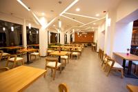 伊瓦拉Hosteria Totoral的一间有桌椅的餐厅和一间自助餐厅