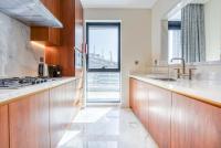 Kuchyň nebo kuchyňský kout v ubytování RH- Downtown Delight, spacious 01BR near Dubai Mall & Burj Khalifa, RP Heights