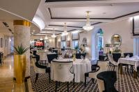 jadalnia ze stołami, krzesłami i żyrandolami w obiekcie Hotel SPA Faltom Gdynia Rumia w mieście Rumia