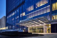 太原市にあるJW Marriott Hotel Taiyuanの側面に看板がある建物