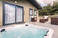 Ashworth Lodge with Hot Tub - Housity