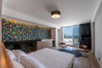 Un dormitorio con una cama y un cuadro en la pared. en Hotel Sporting Riccione, en Riccione