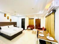 una habitación de hotel con una cama y un escritorio en Deccan Suites, Tirupati, en Tirupati