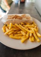 un plato blanco con un sándwich y papas fritas en Casaola Mizata, en Santa María Mizata