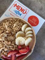 Un tazón de comida con fruta y plátanos encima. en Casaola Mizata, en Santa María Mizata