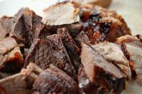 een close-up van een stapel vlees met saus bij El Encanto Hotel Boutique in Duitama