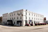 un edificio blanco en la esquina de una calle en Inn on the Square, an Ascend Collection Hotel, en Greenwood