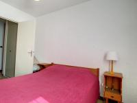 Posteľ alebo postele v izbe v ubytovaní F2 Cabine avec Parking, Lave-linge, Lave-vaisselle, TV - FR-1-715-26