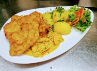 a white plate of food with chicken and vegetables at Pension Spreewaldhof Leipe in Leipe