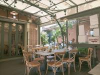 een restaurant met een tafel en stoelen in een kamer bij OPERAPRIMASUITE in Messina