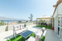 eine Terrasse mit weißen Möbeln und Blick auf das Wasser in der Unterkunft Villa Li Eilat in Eilat