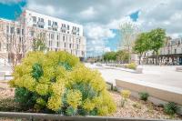 un arbusto con flores amarillas delante de un edificio en Beelodge Hotel Blois Centre, en Blois