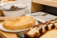 una mesa con un plato de pan y un tazón de comida en Beelodge Hotel Blois Centre, en Blois