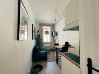 ein Wohnzimmer mit einer Küche und einem Esszimmer in der Unterkunft Respire Bordeaux in Bordeaux
