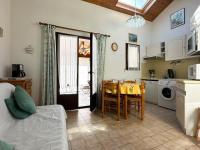 Kuchnia lub aneks kuchenny w obiekcie Maison en Pinède Proche Mer et Commerces - 5 pers, Terrasse, Jardin, Parking, WiFi - FR-1-705-29