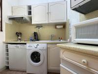 Kuchnia lub aneks kuchenny w obiekcie Maison en Pinède Proche Mer et Commerces - 5 pers, Terrasse, Jardin, Parking, WiFi - FR-1-705-29