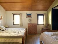 Łóżko lub łóżka w pokoju w obiekcie Maison en Pinède Proche Mer et Commerces - 5 pers, Terrasse, Jardin, Parking, WiFi - FR-1-705-29