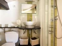 Łazienka w obiekcie Maison en Pinède Proche Mer et Commerces - 5 pers, Terrasse, Jardin, Parking, WiFi - FR-1-705-29