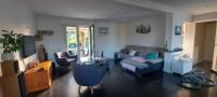 Część wypoczynkowa w obiekcie Maison cosy à Saint-Méloir-des-Ondes avec jardin privé