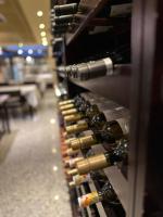 eine Reihe von Weinflaschen in einem Laden in der Unterkunft Status Hotel in Río Grande