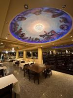 ein Esszimmer mit Tischen und einem großen Deckengemälde in der Unterkunft Status Hotel in Río Grande