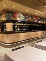 eine Bar in einem Restaurant mit einem Gemälde an der Wand in der Unterkunft Status Hotel in Río Grande