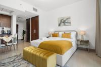 Ein Bett oder Betten in einem Zimmer der Unterkunft Luxury Studio, 29 Boulevard near Burj Khalifa Downtown - Chalet Homes
