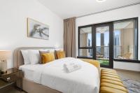 ein Schlafzimmer mit großem Bett und Balkon in der Unterkunft Luxury Studio, 29 Boulevard near Burj Khalifa Downtown - Chalet Homes in Dubai