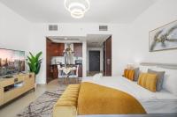 Ein Sitzbereich in der Unterkunft Luxury Studio, 29 Boulevard near Burj Khalifa Downtown - Chalet Homes
