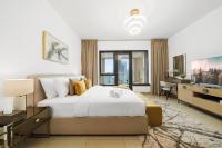 ein Schlafzimmer mit großem Bett und Fernseher in der Unterkunft Luxury Studio, 29 Boulevard near Burj Khalifa Downtown - Chalet Homes in Dubai
