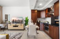 Küche&#47;Küchenzeile in der Unterkunft Luxury Studio, 29 Boulevard near Burj Khalifa Downtown - Chalet Homes