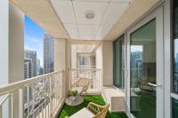 Ein Balkon oder eine Terrasse in der Unterkunft Luxury Studio, 29 Boulevard near Burj Khalifa Downtown - Chalet Homes