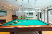 Ein Billardtisch in der Unterkunft Luxury Studio, 29 Boulevard near Burj Khalifa Downtown - Chalet Homes