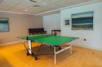 Tischtennis in der Unterkunft Luxury Studio, 29 Boulevard near Burj Khalifa Downtown - Chalet Homes oder in der Nähe