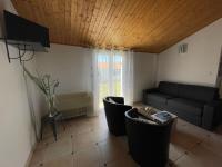 Telewizja i/lub zestaw kina domowego w obiekcie Maison climatisée, 2 gîtes, 2 chambres, 15 hectares, loisirs, animaux acceptés - FR-1-426-520